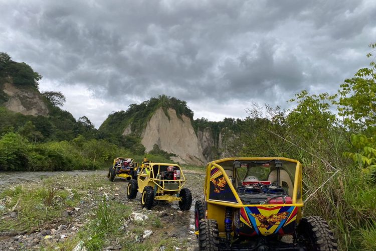 Perjalanan Jip offroad melewati Ngarai Sianok di Sumatera Barat. 