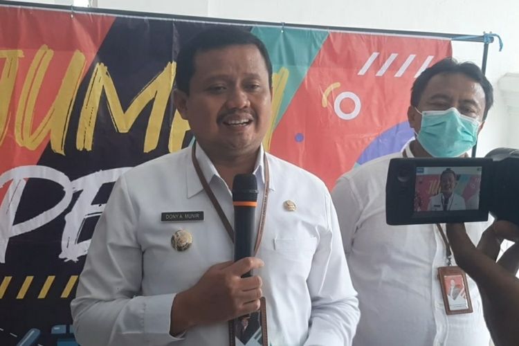 Bupati Sumedang Dony Ahmad Munir bersama Sekda Sumedang Herman Suryatman saat jumpa pers refleksi dan resolusi akhir tahun 2020 di Gedung Negara, Rabu (30/12/2020). AAM AMINULLAH/KOMPAS.com