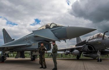 Jet tempur Eurofighter Typhoon (kiri) dan Dassault Rafale saat dipamerkan di ajang ILA Berlin International Aerospace Exhibition di Bandara Schoenefeld, pada 26 April 2018.