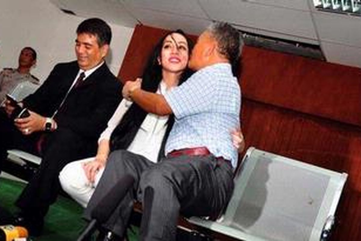 Tersangka penerimaan suap, Angelina Sondakh (tengah ) didampingi oleh ayahnya Lucky Sondakh (kanan) dan kuasa hukum, Teuku Nasrullah (kiri) menggelar jumpa pers setelah sidang putusan di Pengadilan Tindak Pidana Korupsi, Jakarta Selatan, Kamis (10/1/2013). Majelis hakim menjatuhkan vonis berupa hukuman empat tahun enam bulan penjara ditambah denda Rp 250 juta subsider kurungan enam bulan kepada Anggie. Tersangka terbukti melakukan tindak pidana korupsi secara berlanjut dengan menerima pemberian berupa uang senilai total Rp 2,5 miliar dan 1.200.000 dollar Amerika dari Grup Permai. KOMPAS IMAGES/ANDREAN KRISTIANTO