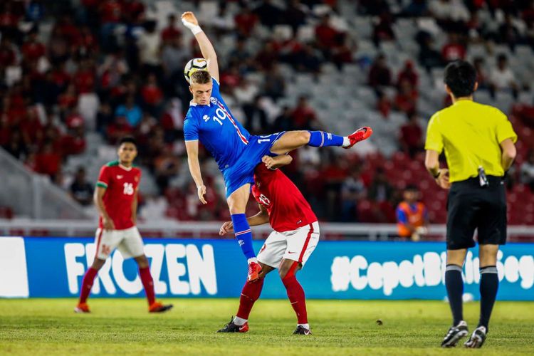 Pemain timnas Indonesia, Febry Haryadi berebut bola dengan pemain timnas Islandia saat pertandingan persahabatan Indonesia melawan Islandia di Stadion Gelora Bung Karno, Jakarta, Minggu (14/1/2018). Indonesia kalah 1-4 melawan Islandia.