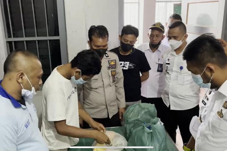 MW (berkaus paling kiri) saat menunjukkan barang bukti sabu-sabu di dalam bungkusan tape ubi yang dibawanya ke Rutan Klas 2 Tanjung Pura, Langkat, Rabu (8/10/2021) sore. MW mengaku barang itu untuk diberikan kepada tahanan berinisial Z.
