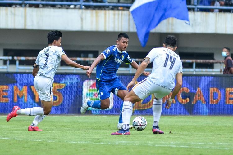 Febri Hariyadi (tengah) saat tampil dalam laga pekan kedelapan Liga 1 2022-2023 Persib Bandung vs RANS Nusantara FC di Stadion Gelora Bandung Lautan Api, Minggu (4/9/2022) sore WIB.