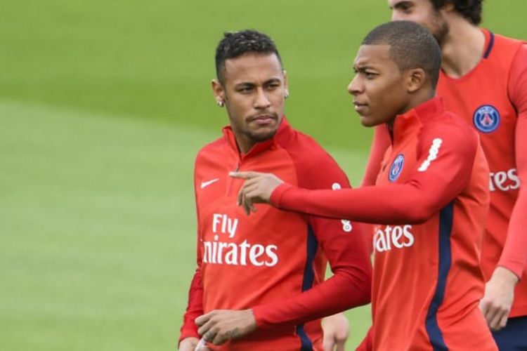 Pertemuan Neymar dan Kylian Mbappe dalam latihan Paris Saint-Germain, Rabu (6/9/2017).