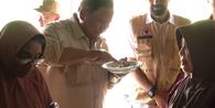 Saat Prabowo Ikut Santap Menu Korban Banjir di Aceh: Ada Sendok? Saya Mau Coba