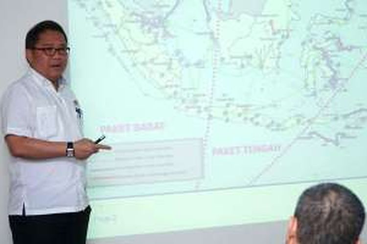 Menteri Komunikasi dan Informatika Rudiantara saat menjelaskan program Palapa Ring di kantor Kompas.com, Kamis (17/3/2016)
