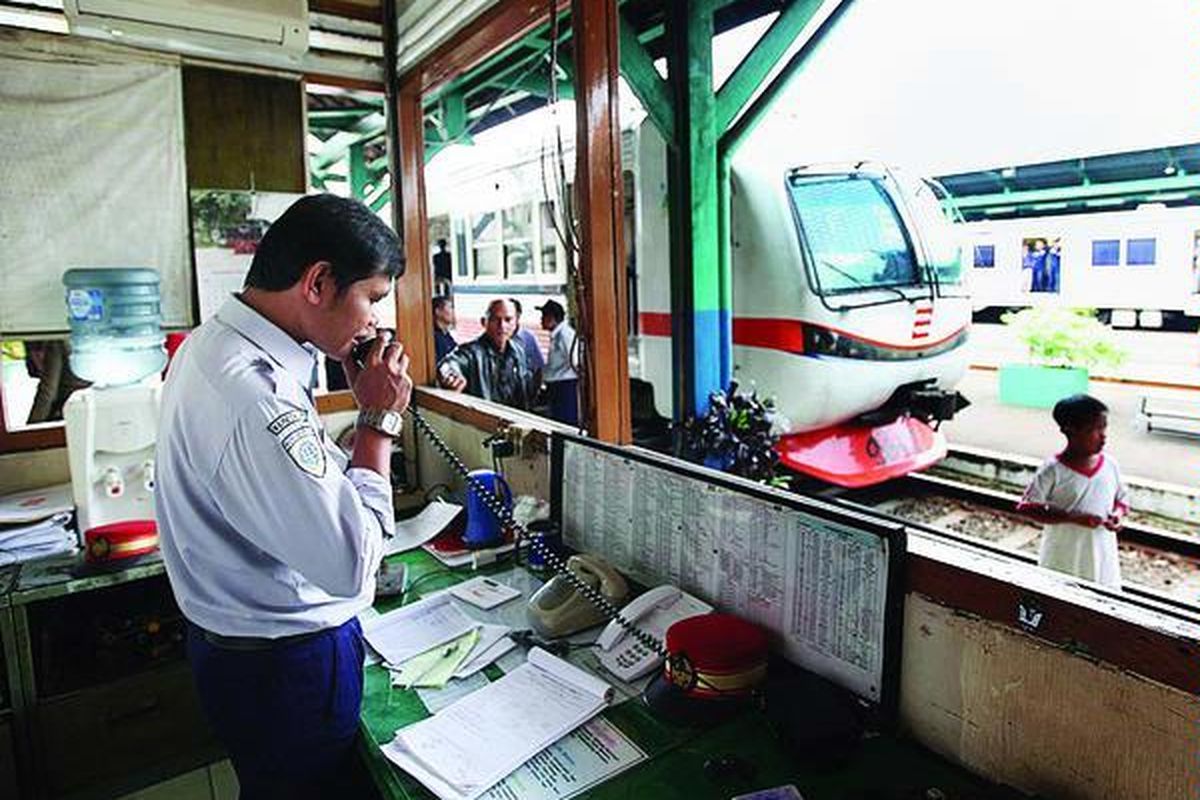 Petugas pengawas peron Stasiun Manggarai, Jakarta Selatan, beraktivitas di ruang kerja yang kacanya hancur akibat amukan penumpang, Jumat (13/5) pagi. Amuk itu sebagai protes atas penertiban yang dilakukan petugas terhadap penumpang KRL Jabodetabek yang berada di atap kereta.