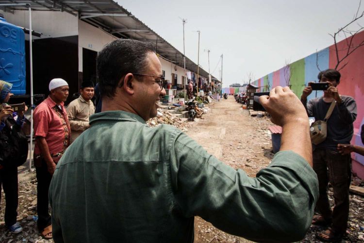 Gubernur DKI Jakarta Anies Baswedan saat menghadiri peringatan dua tahun penggusuran di Kampung Akuarium , Penjaringan, Jakarta, Sabtu (14/4/2018). Peringatan yang  bertajuk Dari Shelter Menuju Harapan Kampung yang Baru tersebut menampilkan pertunjukan warga kampung seperti musik dan tarian daerah.