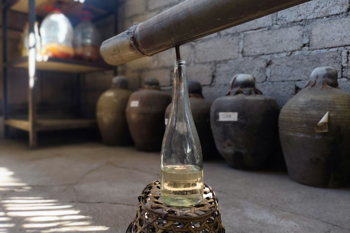 Tetesan arak bali di dalam botol kapasitas 750 mililiter, butuh waktu sekitar satu jam, di Dapur Bali Mula, Buleleng, Minggu (11/8/2024).