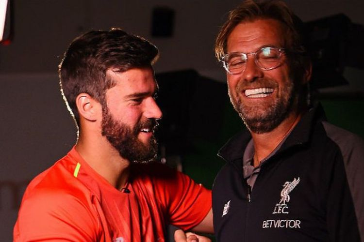 Manajer Liverpool, Juergen Klopp (kanan), berjabat tangan dengan kiper baru The Reds, Alisson Becker.
