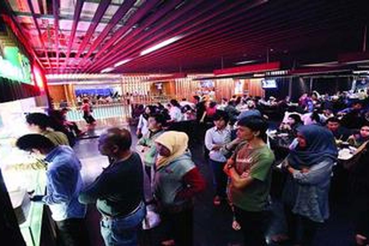 Pengunjung antre membeli makanan berbuka puasa di Food Louver Skybridge, Grand Indonesia, Rabu (1/8/2012). Selama bulan Ramadhan, tempat makan di berbagai pusat perbelanjaan dipenuhi oleh pengunjung yang ingin berbuka bersama dengan keluarga ataupun rekan-rekannya