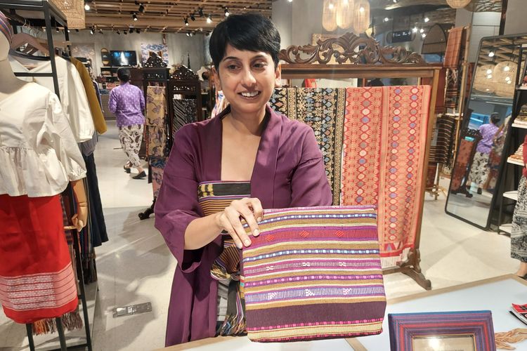 Chief Executive Officer Torajamelo, Aparna Bhatnagar Saxena menunjukkan salah satu kain tenun lokal.