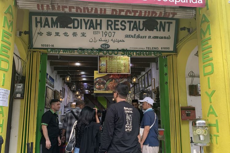 Tampak depan Restoran Hameediyah, tempat makan nasi kandar pertama di Penang, Malaysia. Buka pada 1907 dan terkenal dengan masakan India-Muslim yang autentik.