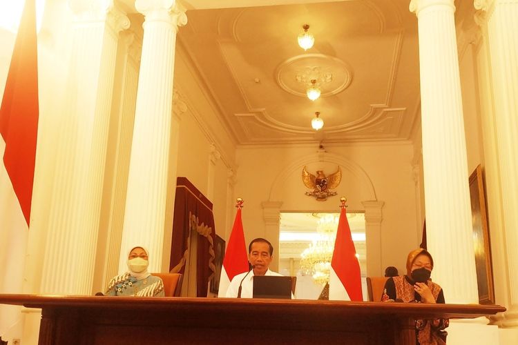Presiden Joko Widodo melakukan konferensi pers tentang penyaluran BLT BBM dan BSU bersama Menaker Ida Fauziyah dan Mensos Tri Rismaharini di Istana Merdeka, Jumat (16/9/2022).