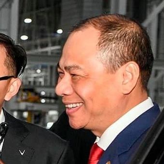 Presiden RI Joko Widodo (Jokowi) menyempatkan diri untuk berkunjung ke pabrik produsen kendaraan listrik VinFast ditemani Direktur Umum VinFast Pham Nhat Vuong yang berlokasi di Hai Phong, Vietnam, Sabtu (13/1/2024).