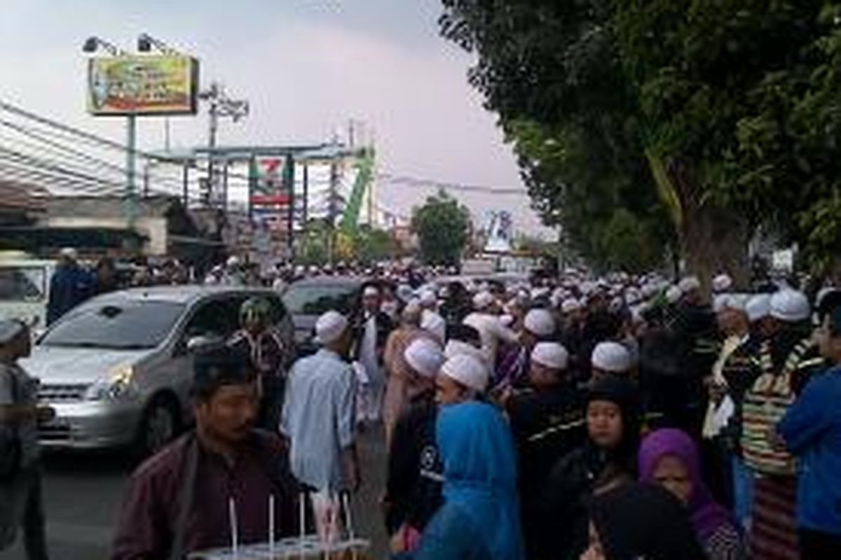 Jamaah Majelis Rosulullah memenuhi Jalan Raya Pasar Minggu, Jakarta Selatan, Senin (16/9/2013). Mereka berkumpul di Masjid Jami Al Munawar, untuk mendoakan almarhum Habib Munzir bin Fuad Al-Musawa, Ketua Majelis Rosulullah.