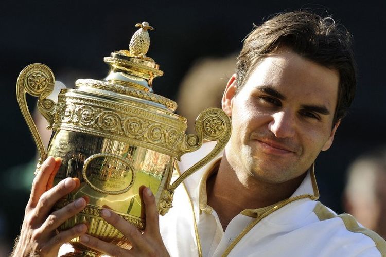 Petenis Swiss, Roger Federer, memegang trofi setelah menang melawan dalam pertandingan final putra  di kejuaraan tenis Wimbledon 2009 di All England Club pada 5 Juli 2009.