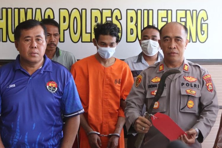 Polisi menunjukkan barag bukti senjata tajam badik yang digunakan pelaku begal untuk mengancam korban di Kabupaten Buleleng, Provinsi Bali.