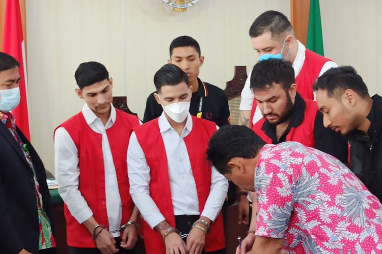 Empat pria warga negara Meksiko usai menjalani sidang putusan atas kasus penembakan warga negara Turki, berinisial MT, yang digelar di Pengadilan Negeri (PN) Denpasar, pada Kamis (12/9/2024). 