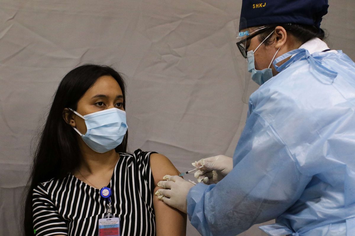 Vaksinasi Covid-19 untuk tenaga kesehatan RS Siloam Kebon Jeruk, Jakarta, Kamis (14/1/20210). Vaksinasi tahap awal akan menargetkan 1,48 juta tenaga kesehatan yang dijadwalkan berlangsung dari Januari hingga Februari 2021.
