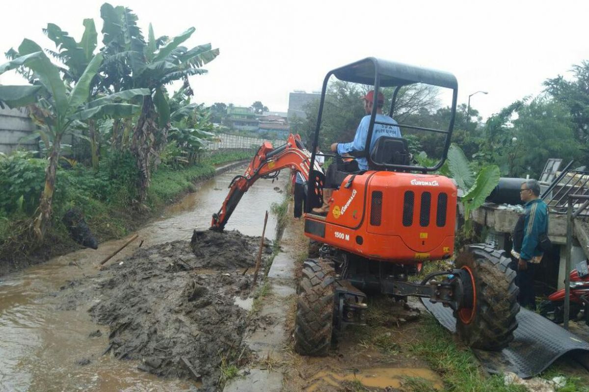 Normalisasi Kali Kali Enggram di Sawangan Baru dengan menggunakan alat berat, Kamis (15/2/2018).