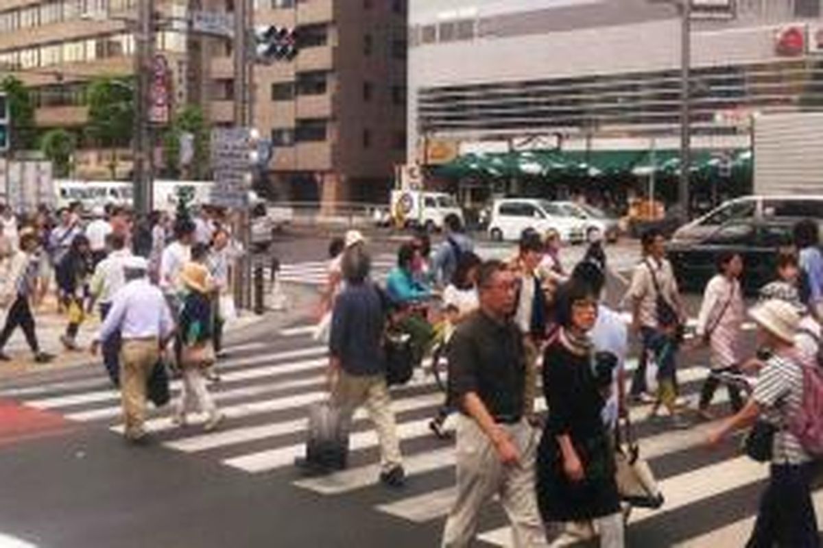 Salah satu persimpangan jalan di Tsukiji Market, Tokyo, Jepang.