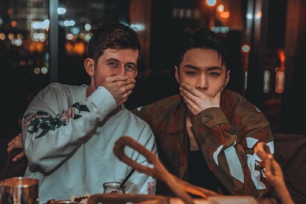 Lay, member boyband K-pop EXO (kanan), dan DJ Alan Walker dari Norwegia