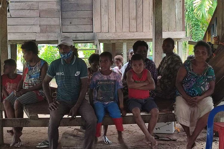 Warga Kampung Skouw Mosso, Distrik Muara Tamj, Kota Jayapura, Papua, Rabu (25/8/2021)