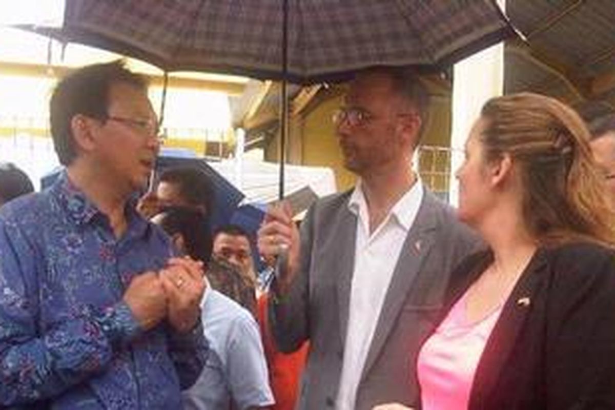 Wakil Gubernur DKI Jakarta Basuki Tjahaja Purnama dan Menteri Perdagangan dan Investasi Denmark Pia Olsen Dyhr saat meninjau Stasiun Pompa Kapuk Poglar, Cengkareng, Jakarta Barat, Minggu (3/3/2013).