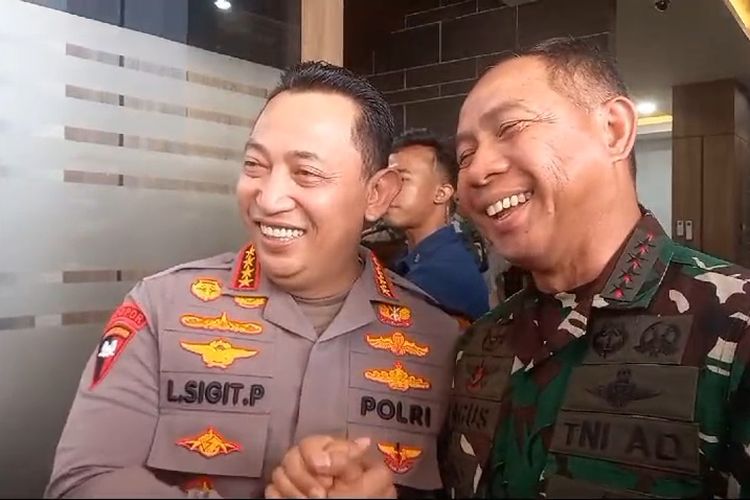 Kapolri Jenderal Listyo Sigit Prabowo dan Panglima TNI Agus Subiyanto berjabat tangan di Km 70 Tol Jakarta Cikampek, Jawa Barat, Senin (15/4/2024).