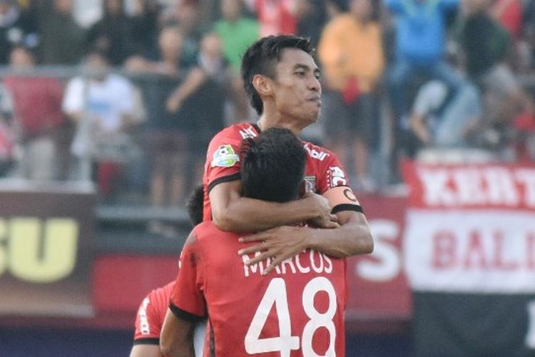 Gelandang Bali United, Fadil Sausu, merayakan gol seusai membobol gawang Barito Putera pada pertandingan Liga 1, Jumat (14/7/2017). 