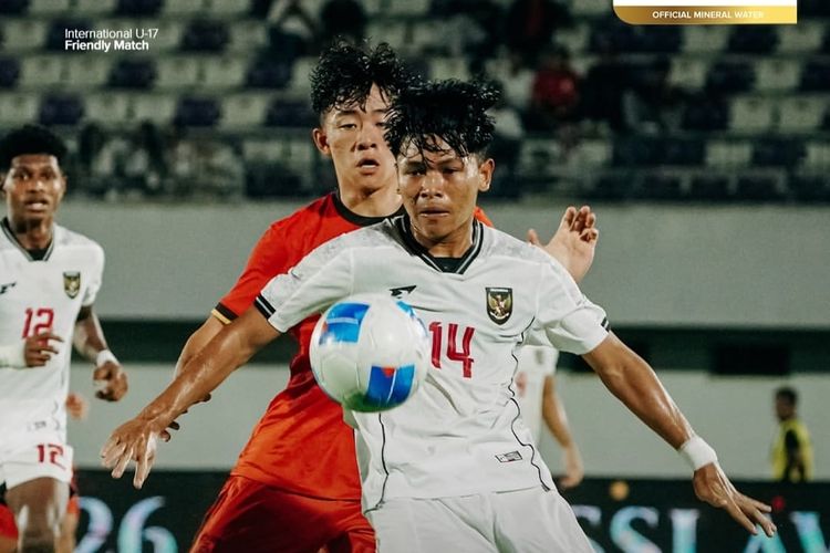 Pemain timnas U17 Indonesia pada uji coba internasional pertama melawan China yang berakhir dengan skor 0-7 di Stadion Indomilk Arena Tangerang, Minggu (8/2/2026) malam.
