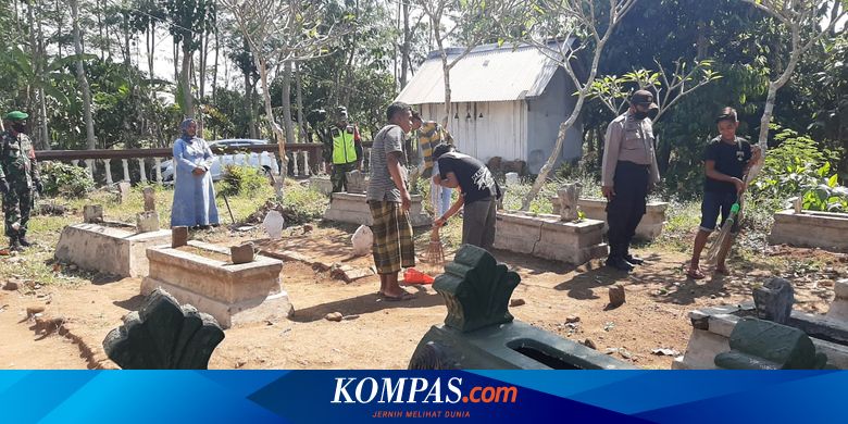 Tak Pakai Masker, Warga Bondowoso Disanksi Bersihkan Kuburan