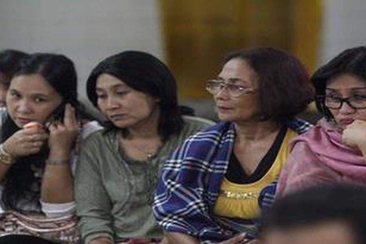 Kerabat korban pesawat Sukhoi Superjet 100 yang jatuh di kawasan Gunung Salak, Jawa Barat, menunggu kepastian nasib korban di posko crisis center Bandara Halim Perdanakusuma, Jakarta, Kamis (10/5/2012). Hingga Kamis sore, proses evakuasi korban kecelakaan pesawat terus dilakukan. 