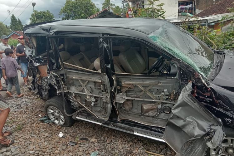 Mobil karyawan BNI terseret kereta saat melintas di perlintasan kereta tanpa palang pintu di Manonjaya, Kabupaten Tasikmalaya, Selasa (15/12/2020).