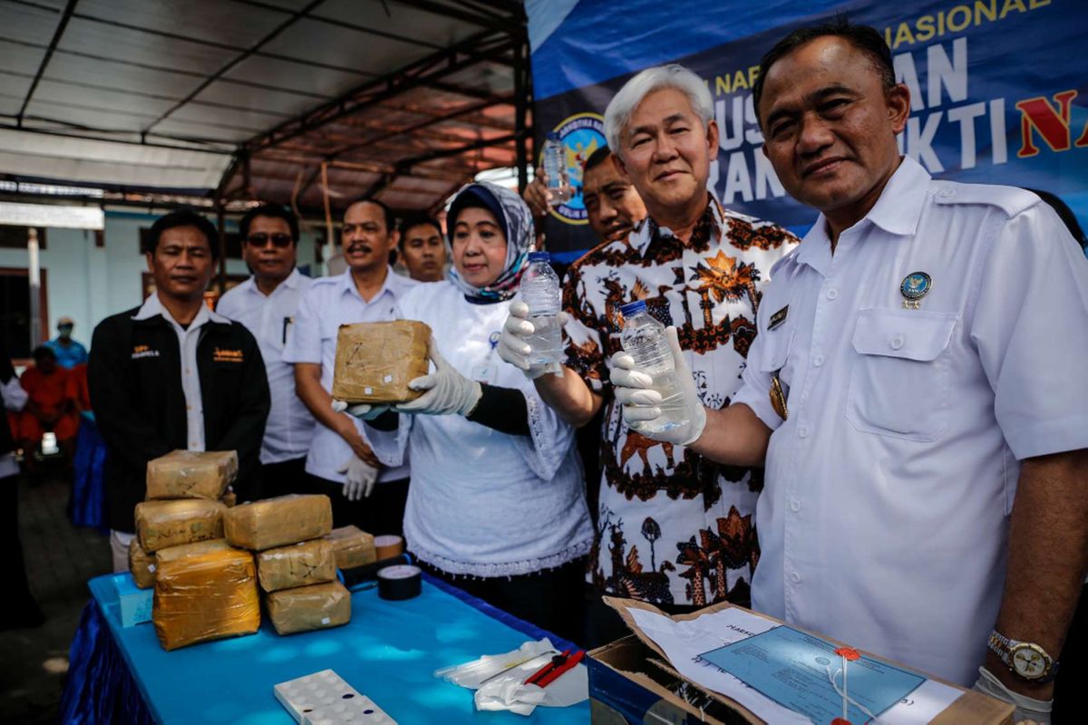 Kepala Badan Narkotika Nasional (BNN) Irjen Pol Heru Winarko memperlihatkan barang bukti narkoba saat pemusnahan barang bukti sabu di Kantor BNN, Cawang, Jakarta Timur, Rabu (7/3/2018). Badan Narkotika Nasional (BNN) memusnahkan barang bukti narkoba dari dua kasus berbeda, yaitu sabu asal Aceh dan ekstasi cair alias Aqua Setan dari Diskotek MG Internasional Club.