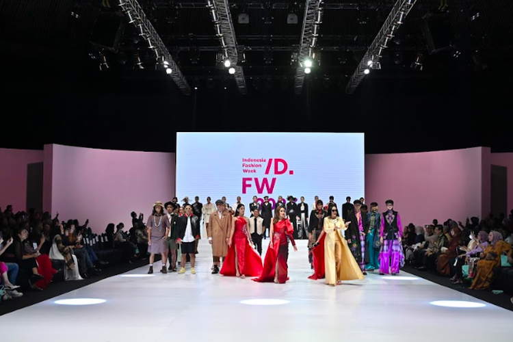 Penutupan Indonesia Fashion Week 2023 di Plenary Hall, JCC, Jakarta