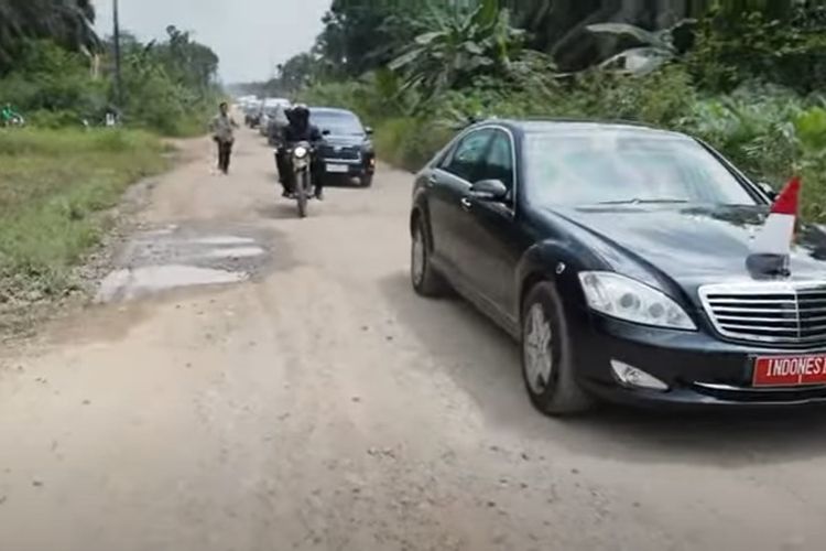  Presiden Jokowi meninjau jalan rusak di Provinsi Jambi, Selasa (16/5/2023).
