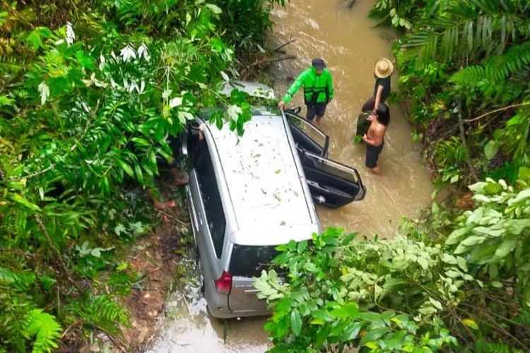 Mini bus berpenumpang 7 orang terjun ke sungai di Desa Lano, Kecamatan Jaro, Kabupaten Tabalong, Kalsel, Selasa (16/1/2024). Peristiwa itu menyebabkan 7 orang luka-luka.