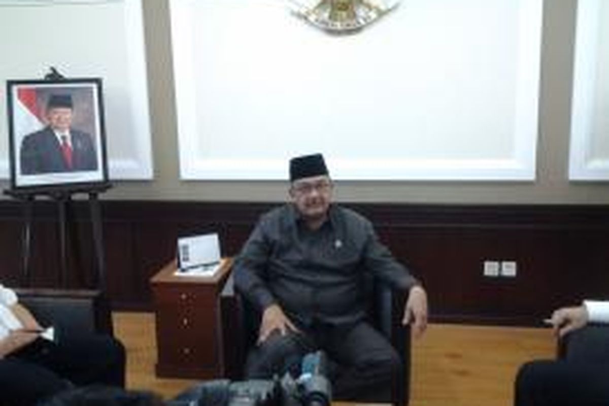 Menteri PAN & BR, Azwar Abubakar memberikan keterangan pers kepada para wartawan di Kementerian PAN & BR, Jakarta, Senin (12/8/2013). Ia meminta PNS untuk meningkatkan disiplin, kinerja, serta melakukan penghematan anggaran.