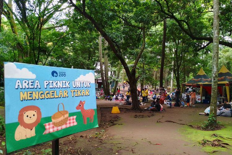 Area botram atau makan bersama usai di Kebun Binatang Bandung, Kota Bandung, Jawa Barat, Kamis (11/4/2024).