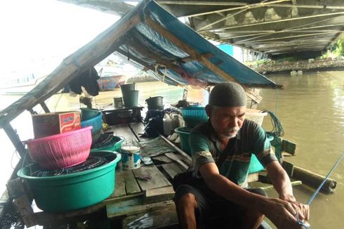 Kisah Kakek Asmin 4 Tahun Hidup di Atas Perahu, Bertahan dari Hujan di Bawah Jembatan