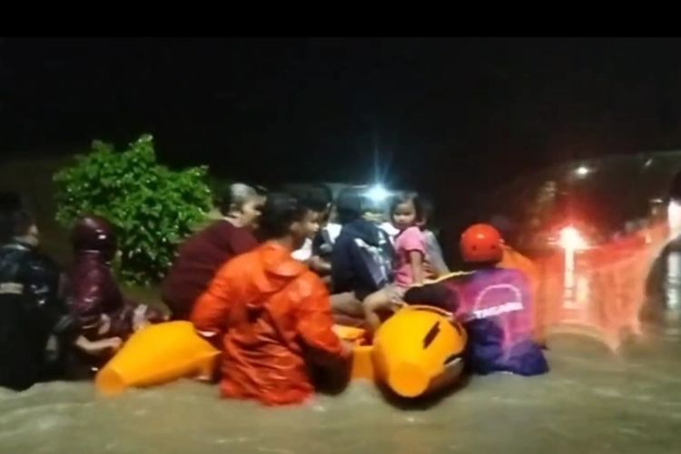 Sejumlah petugas BPBD, Tagana, dan Perangkat Pemerintah Kelurahan Kalijaga Kecamatan Harjamukti Kota Cirebon mengevakuasi anak-anak dan lansia menggunakan perahu karet, di lokasi banjir, pada Rabu malam (21/12/2022)
