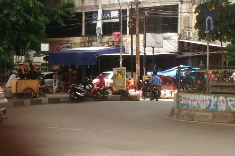 Sejumlah pengendara motor nekat melawan arah di Jalan Ir H Juanda, tepat di bawah jalan layang Ciputat, Tangerang Selatan, Rabu (31/1/2018).