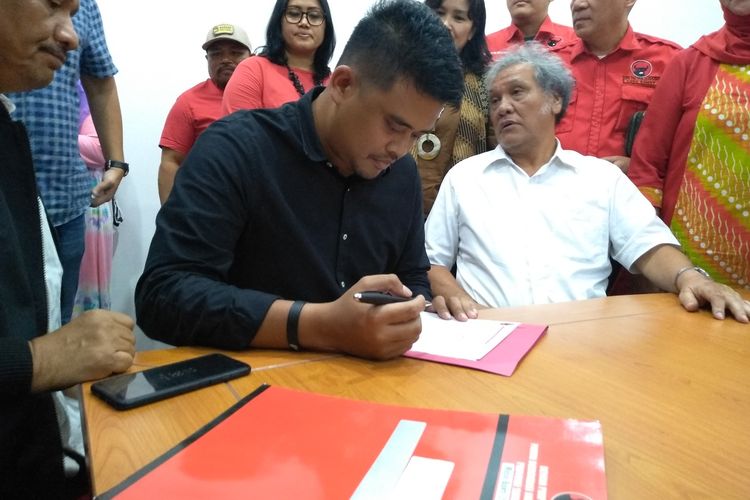 Bobby Afif Nasution menandatangani surat pendaftaran anggota PDI-P di kantor DPD PDI-P Sumut, Kamis (12/3/2020). Sejak hari ini, Bobby sudah resmi menjadi kader PDI-P, mengikuti jejak mertuanya.