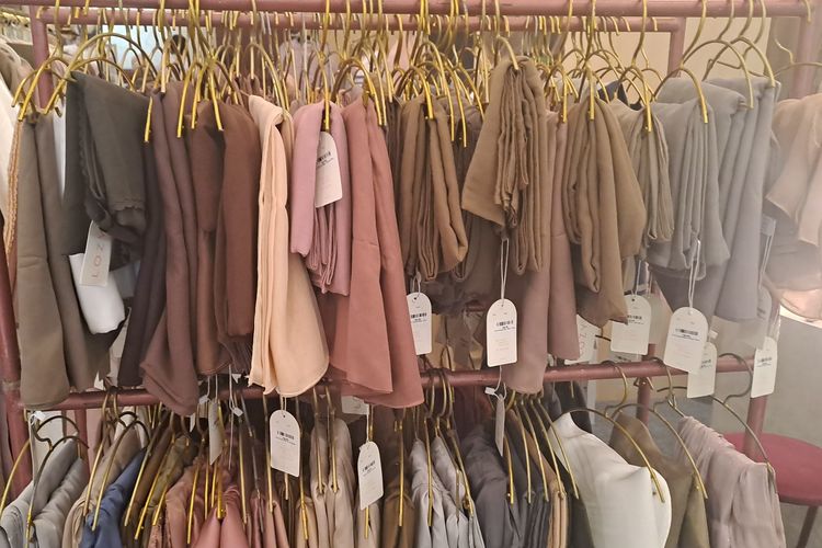 Koleksi hijab Lozy di Sisterhood Modest Bazaar, Senayan City lt. 8, Rabu (27/03/2024).