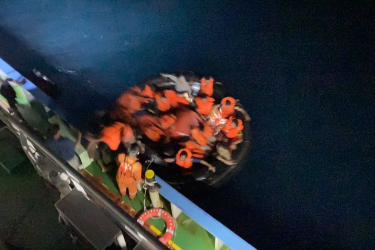 Kapal Khatulistiwa 8 Terbalik di Tuban, Semua Kru Melompat ke Laut, 17 Selamat dan 1 Hilang