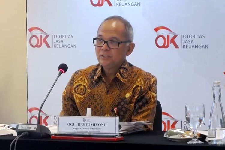 Kepala Eksekutif Pengawas Industri Keuangan Non-Bank (IKNB) OJK Ogi Prastomiyono saat konferensi pers RDG OJK Oktober 2022, Kamis (11/4/2022).