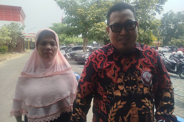 Hendrayanto dan Sumini usai menghadiri sidang etik oknum anggota Polres Bangkalan. 