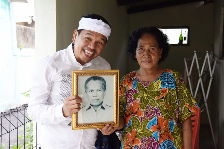 Dedi Mulyadi menunjukkan foto gurunya, Udensius, bersama istri Udensius, Alexia Djaro, di Subang, Selasa (24/12/2019).